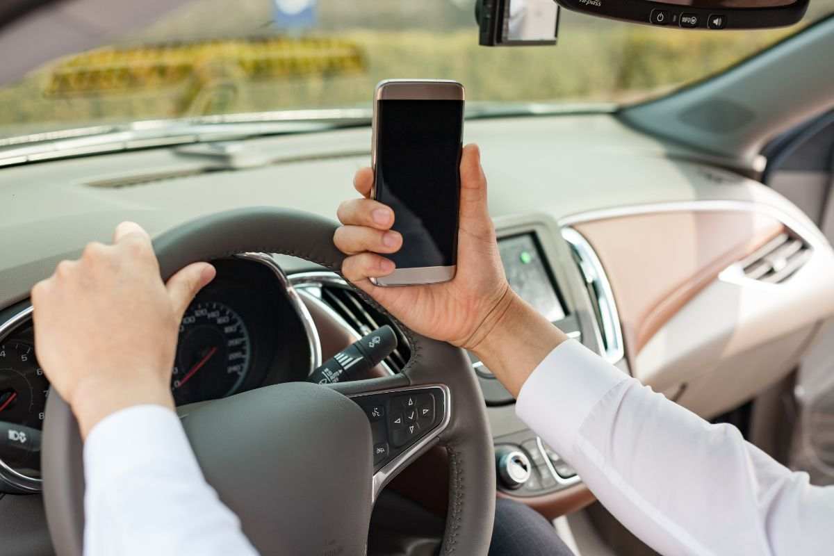 Puoi collegare il telefono allo stereo anche se hai l'auto vecchia: te la cavi con pochi euro