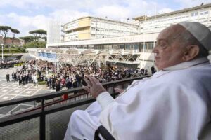 Papa Francesco dalla finestra del Gemelli