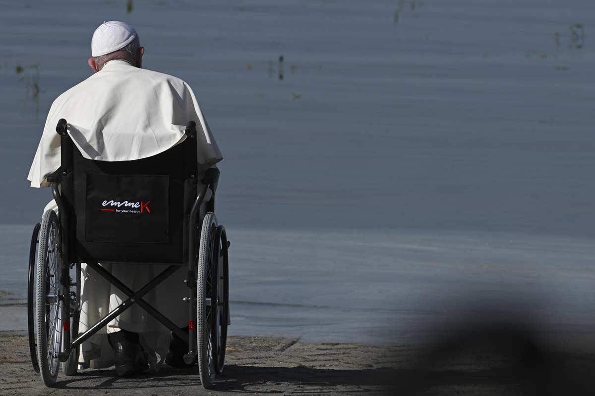 Papa Francesco sedia a rotelle