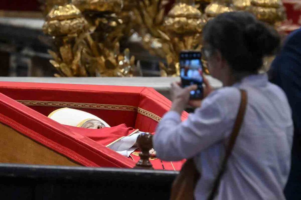 Feretro Papa Francesco