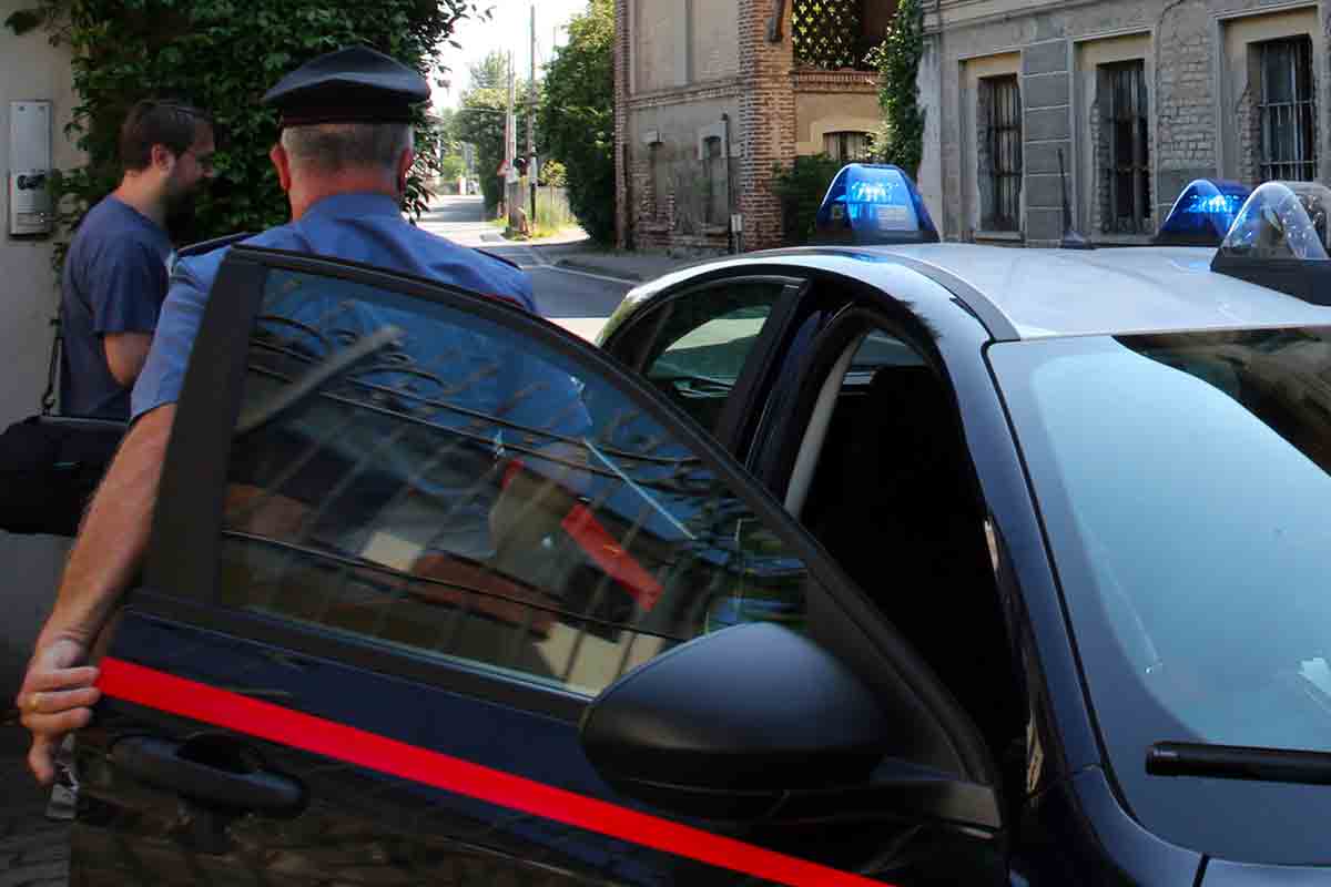 Vigevano, segregato e derubato: Carabinieri