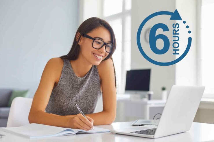 Donna in ufficio alla scrivania 