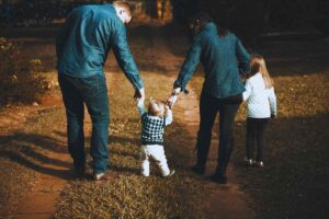 Famiglia che cammina al parco mano nella mano