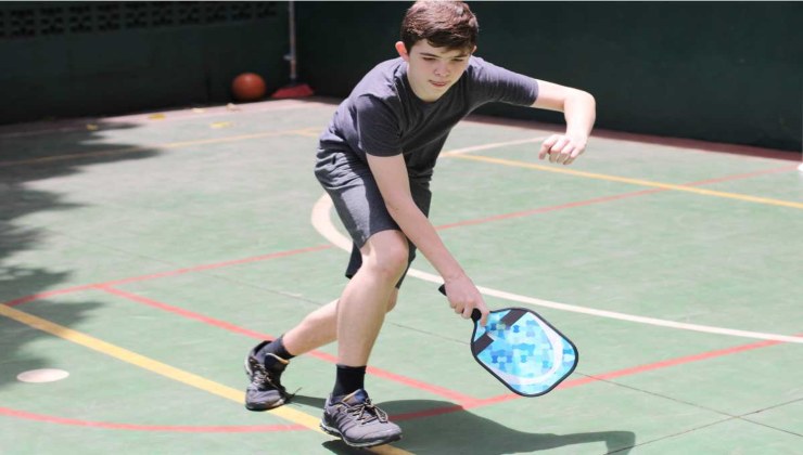 adolescente che gioca a padel
