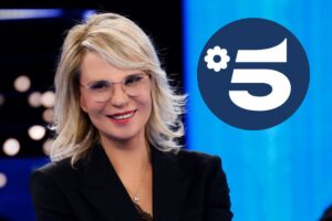 maria de filippi e logo canale 5