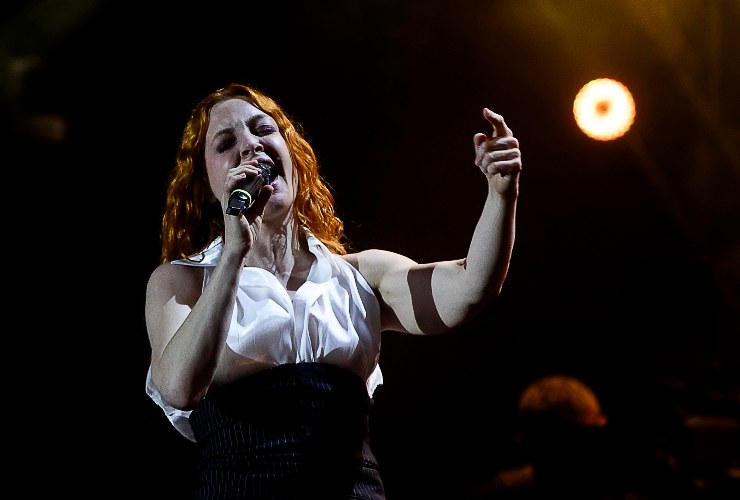 noemi mentre canta 