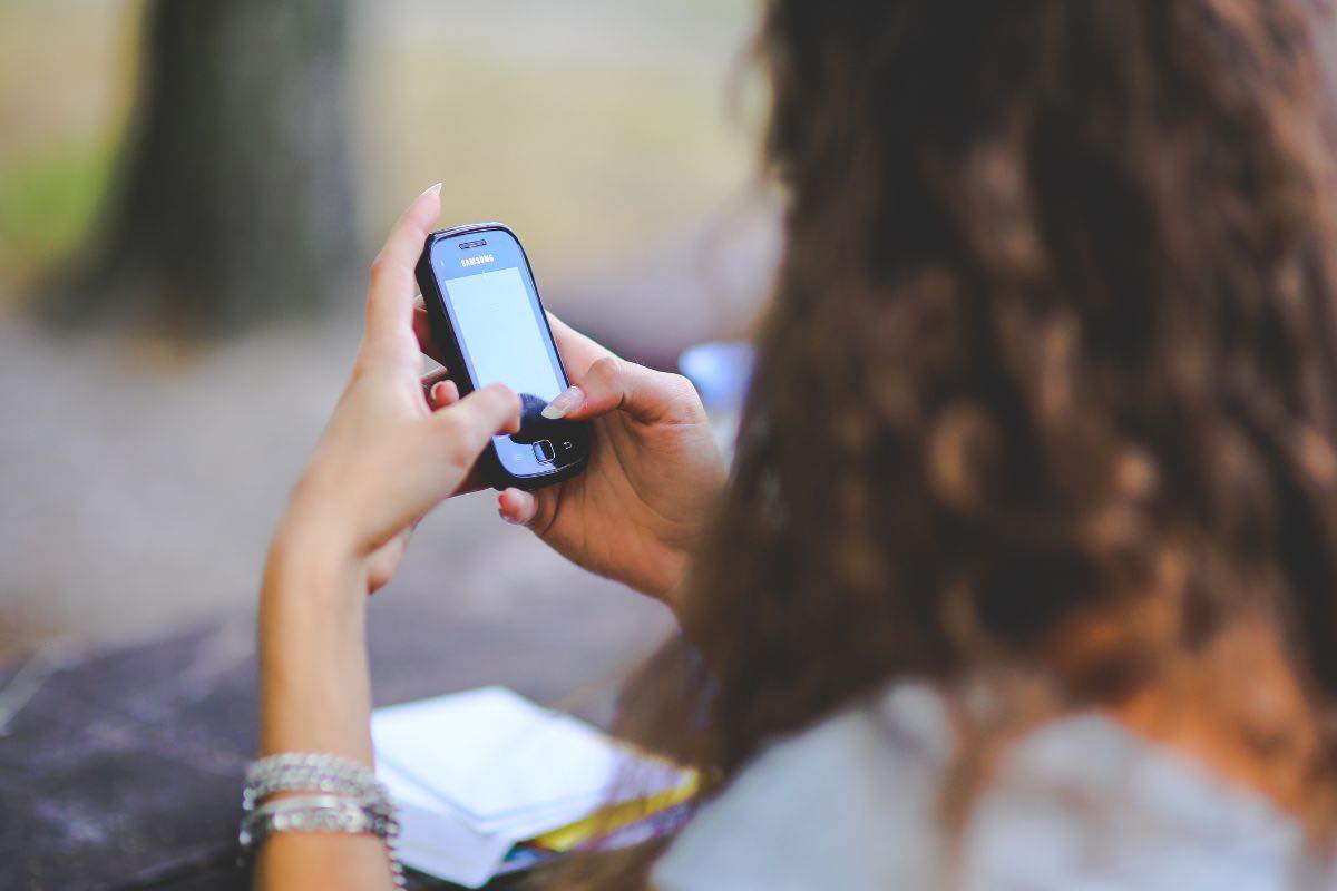 Ragazza con cellulare in mano