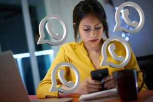 Donna che chatta attorniata da loghi whatsapp