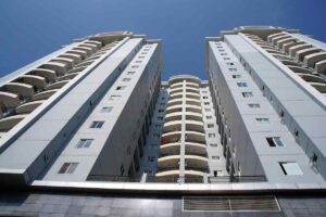 Condominio fotografato dal basso