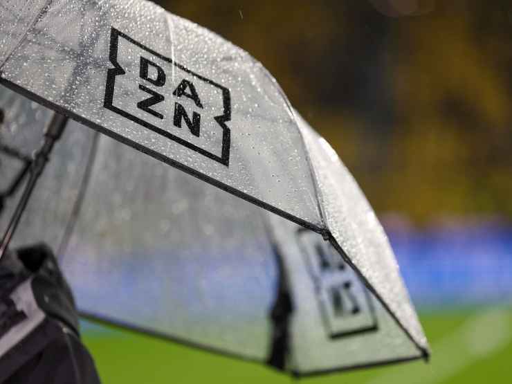 L'ombrello di un commentatore Dazn