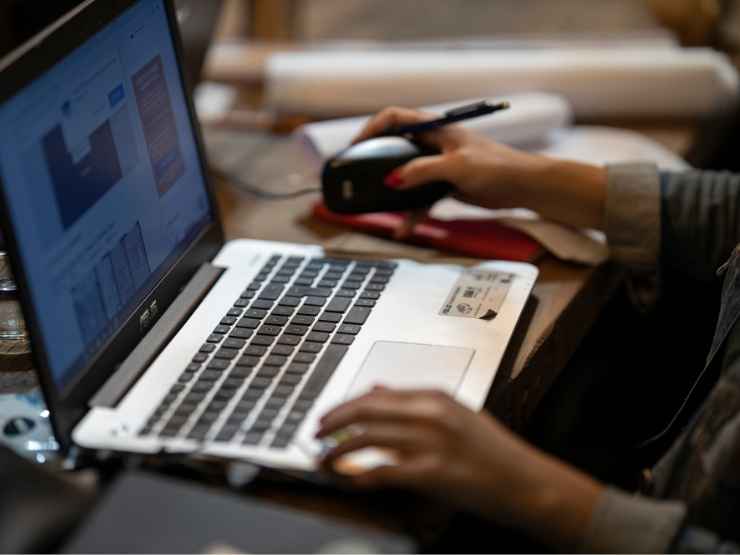 Persona che lavora al computer