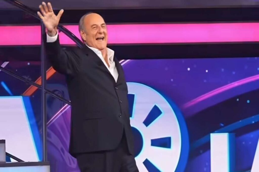 Gerry Scotti conduce la Ruota della fortuna