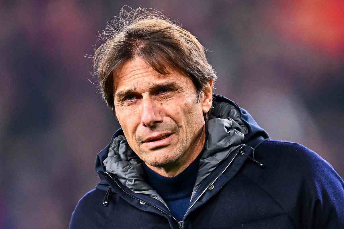 Antonio Conte con uno sguardo pensieroso