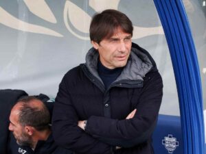 Antonio Conte seduto in panchina con sguardo pensieroso