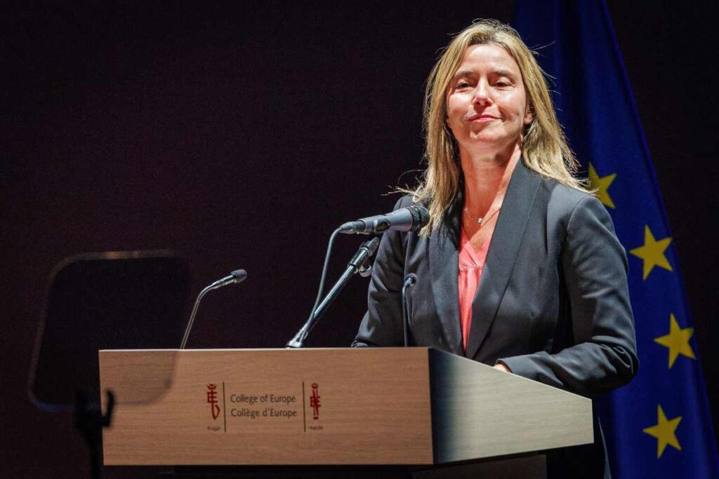 Federica Mogherini parla in una conferenza stampa