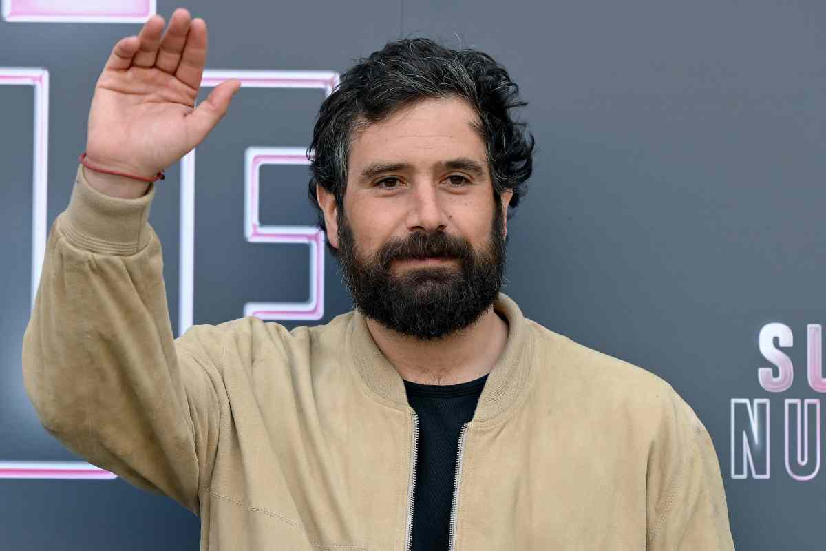 Tommaso Paradiso saluta il pubblico