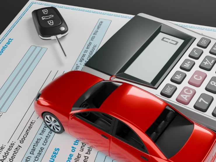 auto, calcolatrice, chiavi e contratto