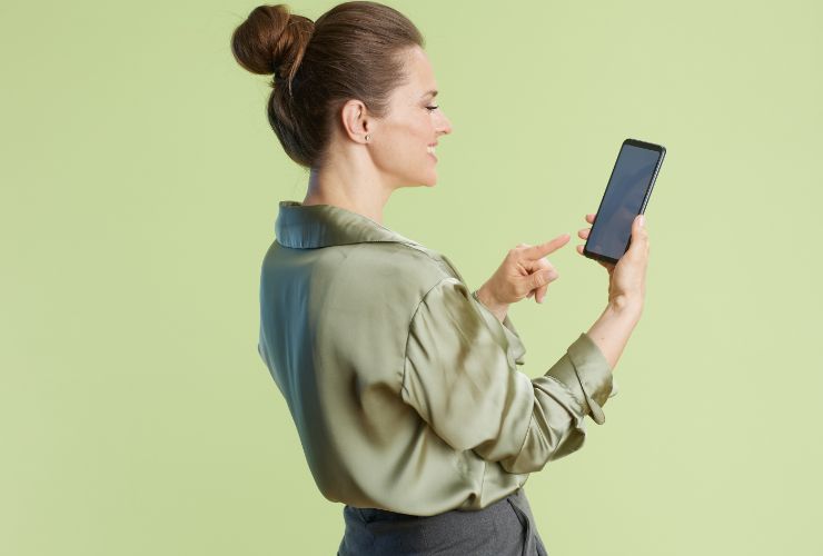 donna con smartphone