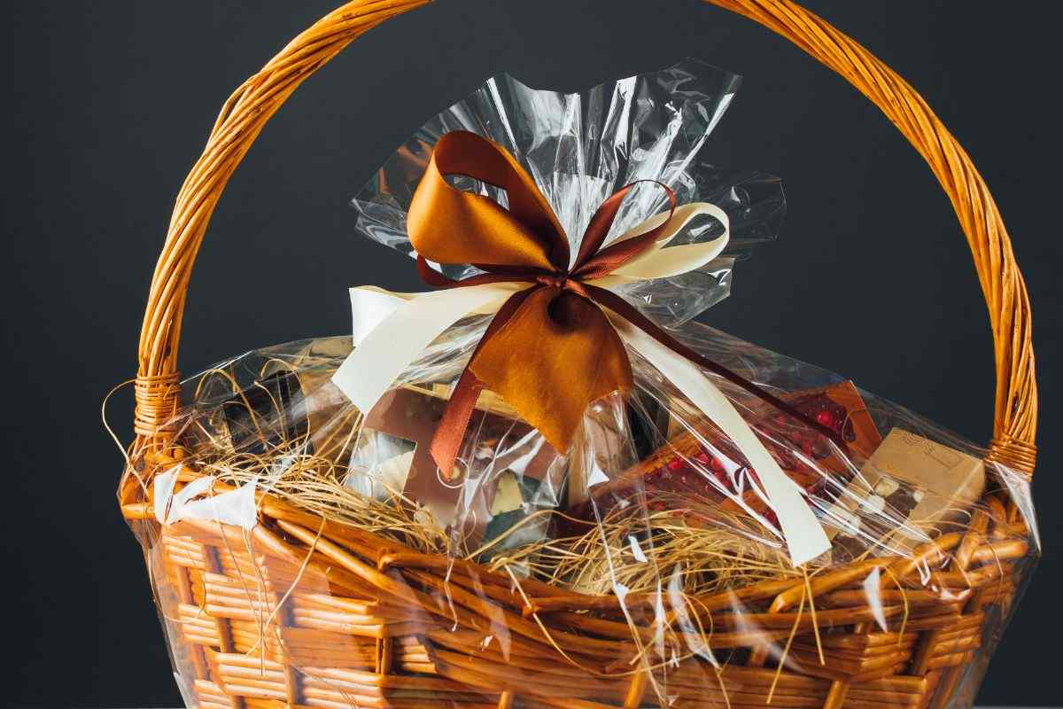 regalo di natale nel cesto