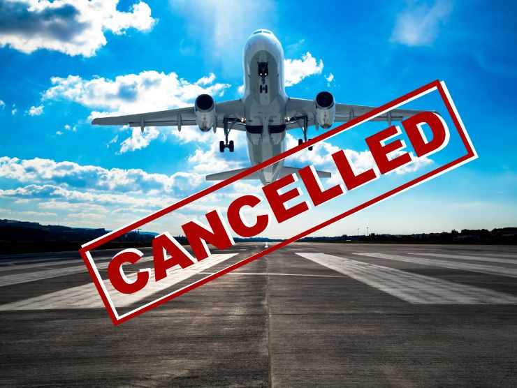 aereo che decolla e scritta cancellato