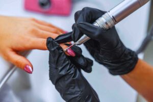 Estetista che fa le mani ad una cliente